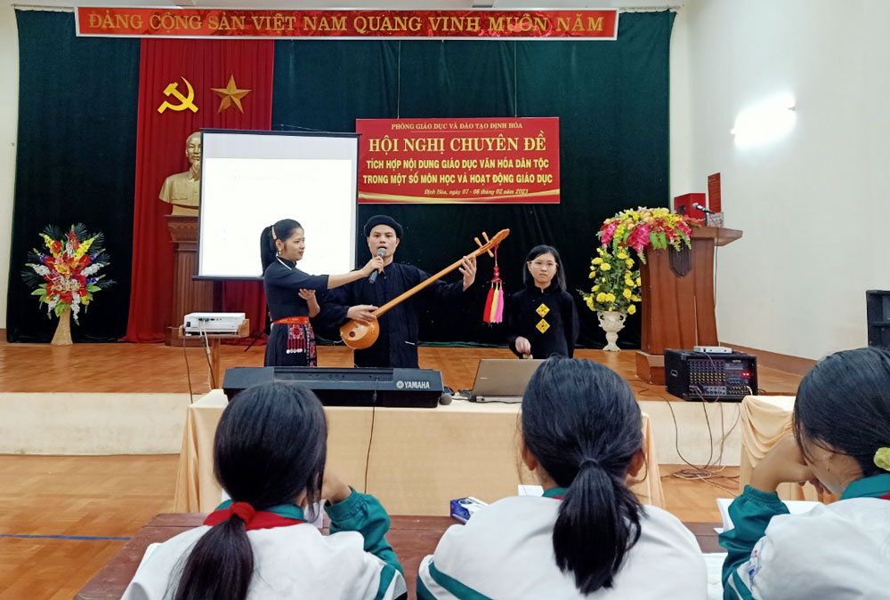 cán bộ, giáo viên tham dự lớp tập huấn tham dự 1 hoạt động giáo dục, dự 1 tiết dạy thể nghiệm tại Trường THCS Bảo Linh.