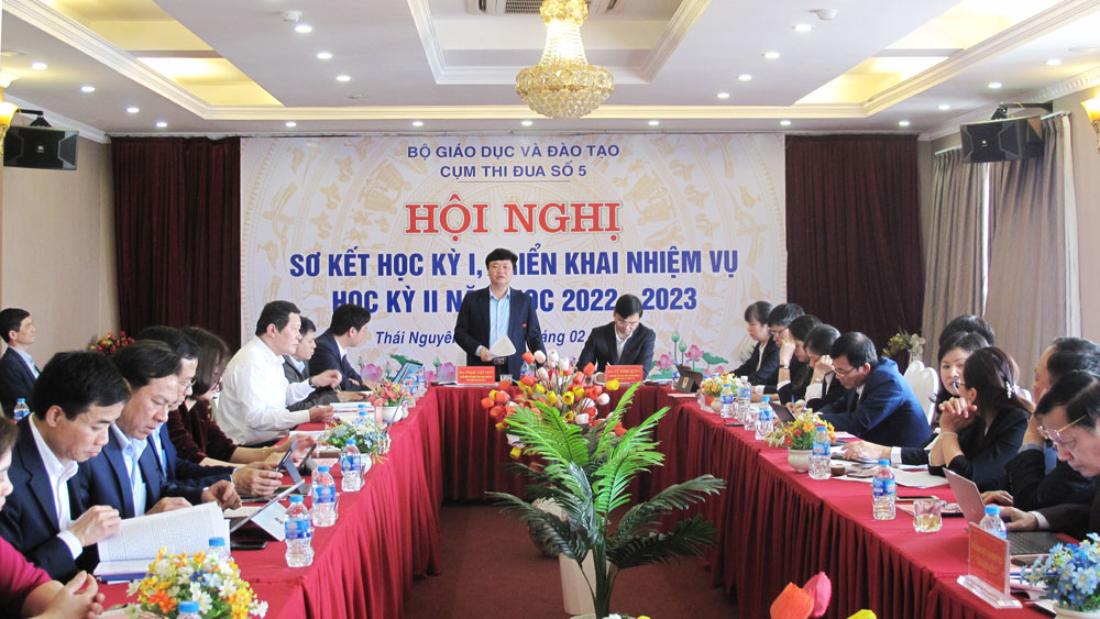PGS-TS Phạm Việt Đức, Giám đốc Sở GD ĐT tỉnh Thái Nguyên phát biểu trao đổi, đóng góp ý kiến vào phương hướng nhiệm vụ học kỳ II năm học 2022-2023.