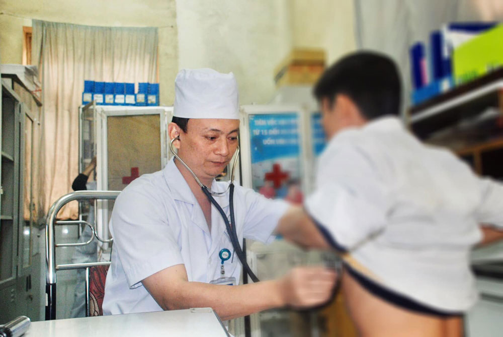 Bác sĩ Bệnh viện A Thái Nguyên khám bệnh cho người nhiễm HIV.