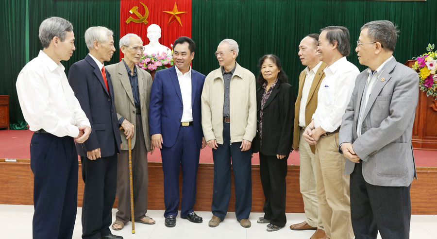 ồng chí Trịnh Việt Hùng, Ủy viên dự khuyết Trung ương Đảng, Phó Bí thư Tỉnh ủy, Chủ tịch UBND tỉnh đã dự buổi sinh hoạt với Câu lạc bộ (CLB) Hưu trí Thái Nguyên.