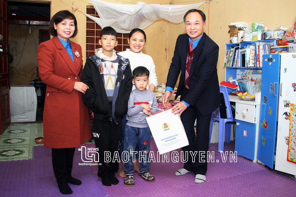 Lãnh đạo Công đoàn ngành Giáo dục thăm hỏi, động viên những giáo viên đang ở nhà công vụ tại Trường THPT Hoàng Quốc Việt (Võ Nhai).
