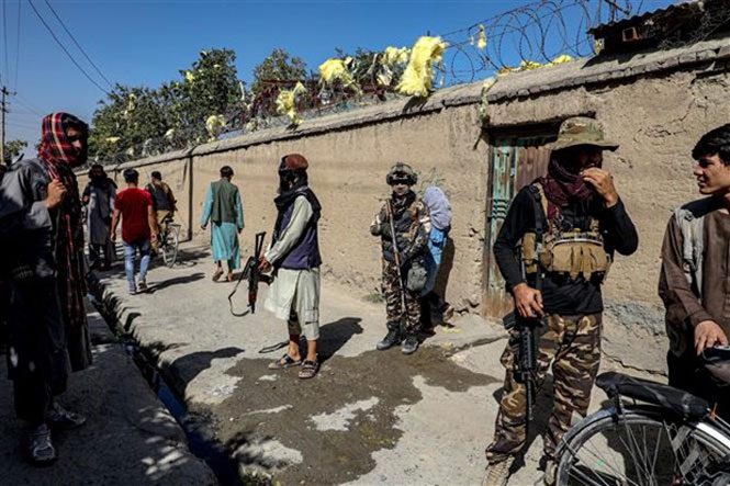 Lực lượng an ninh Taliban gác tại Trung tâm giáo dục Kaaj, quận Dashti Barchi ở Kabul (Afghanistan), sau vụ đánh bom ngày 30/9/2022. (Ảnh: AFP/TTXVN)