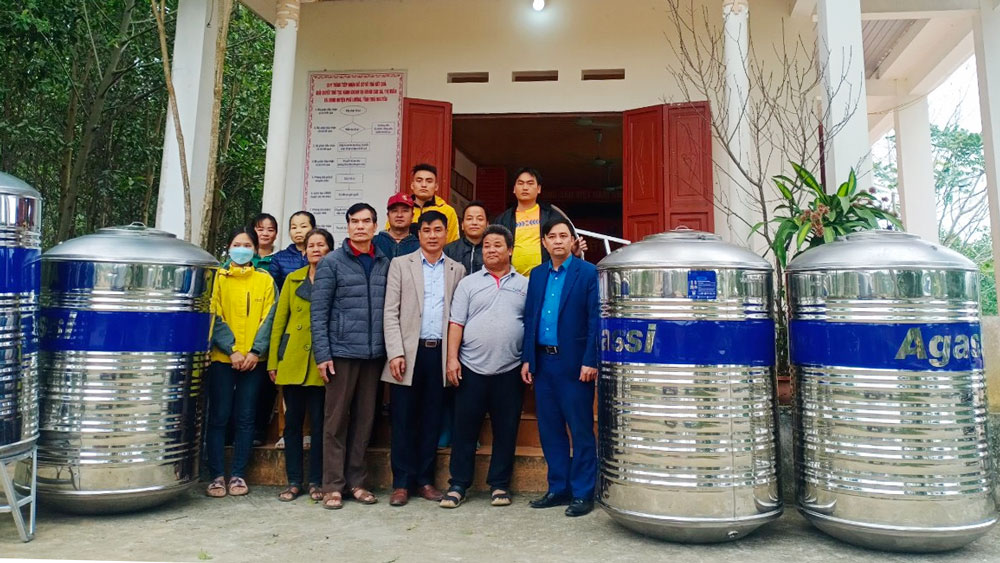Đại diện các đơn vị thực hiện cấp téc chứa nước cho người dân xóm Khe Nác, xã Động Đạt.