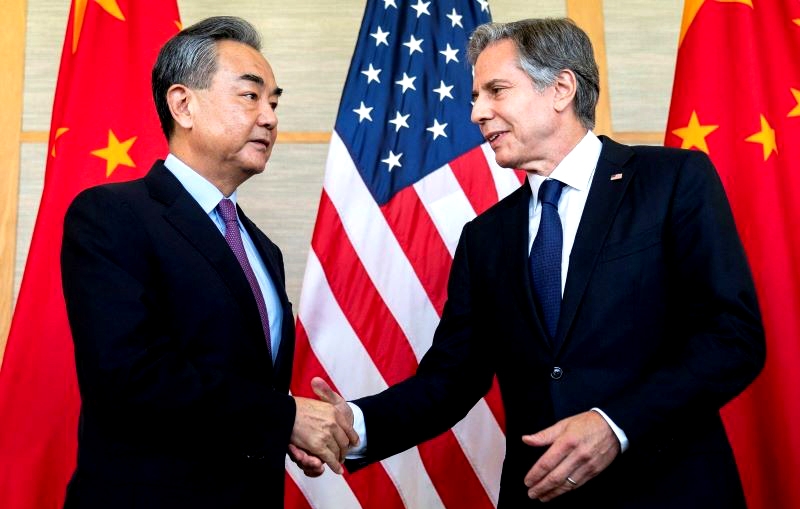 Chủ nhiệm Văn phòng Ủy ban công tác đối ngoại Trung ương Đảng Cộng sản Trung Quốc Vương Nghị và Bộ trưởng Ngoại giao Mỹ Antony Blinken trong một cuộc gặp năm 2022. 