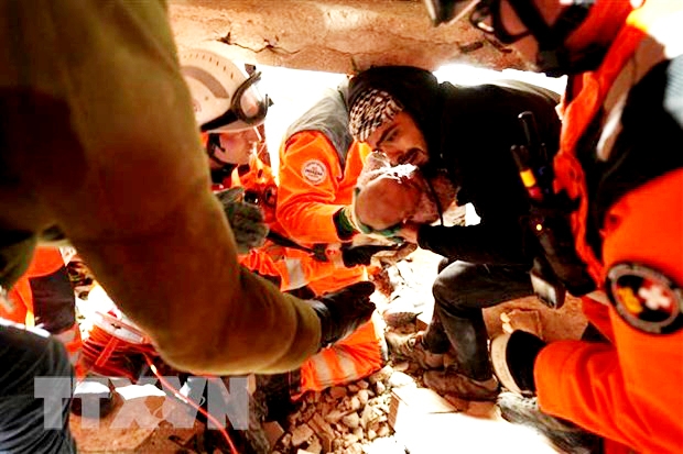 Lực lượng cứu hộ giải cứu em bé 4 tháng tuổi khỏi đống đổ nát sau trận động đất tại Antakya, tỉnh Hatay, Thổ Nhĩ Kỳ, ngày 8/2.