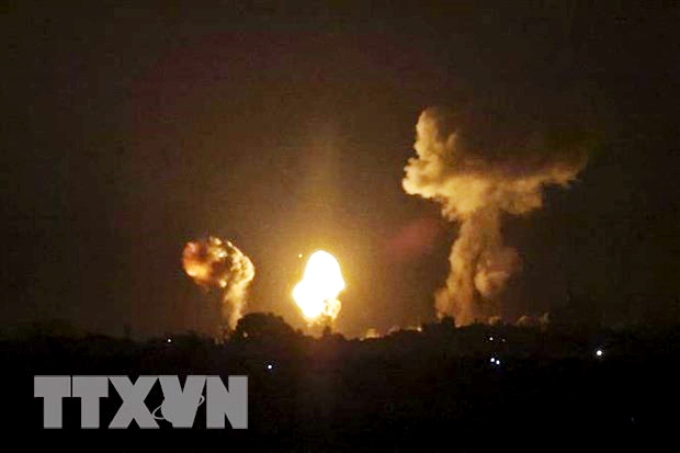 Khói lửa bốc lên sau khi máy bay Israel không kích xuống Khan Yunis, phía nam Dải Gaza ngày 2/1/2022. 