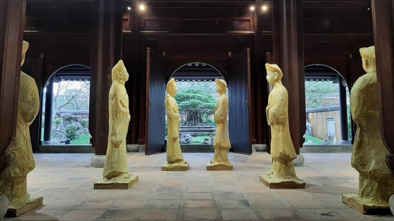 Bộ tượng đặt ở vườn Thiệu Phương, Đại nội Huế.