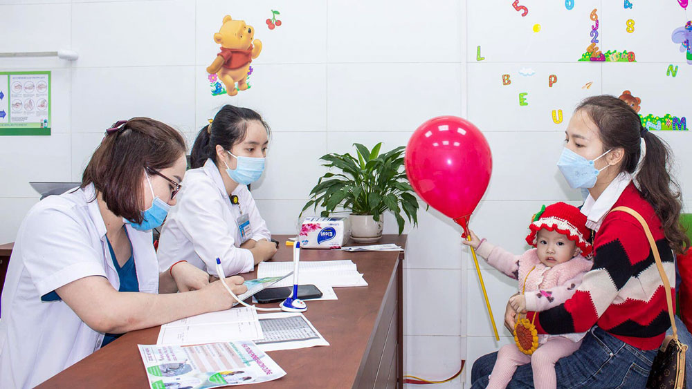 Bác sĩ Bệnh viện A Thái Nguyên khám, tư vấn cho cha mẹ chăm sóc trẻ suy dinh dưỡng.