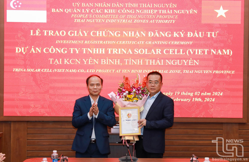 Lãnh đạo Ban Quản lý các khu công nghiệp tỉnh trao giấy chứng nhận đăng ký đầu tư cho đại diện Công ty TNHH Trina Solar Cell.