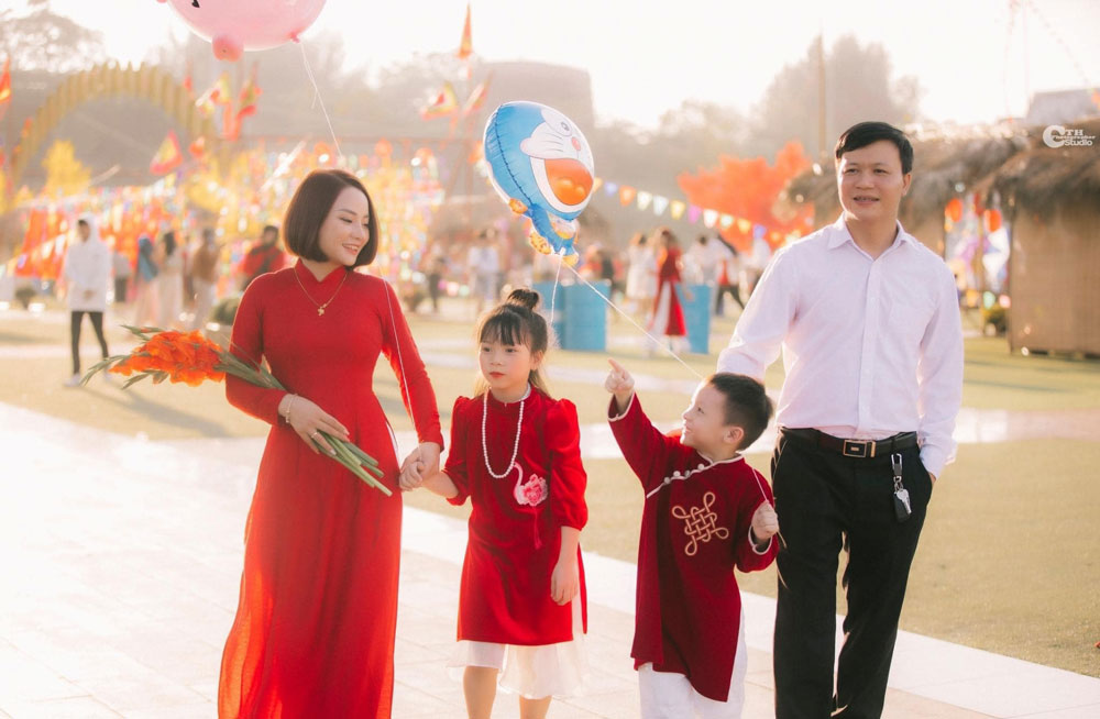 Gia đình chị Nguyễn Hồng Hạnh (TP. Thái Nguyên) lưu giữ khoảnh khắc đẹp tại Quảng trường Võ Nguyên Giáp. Ảnh: Chu Thiên Hòa