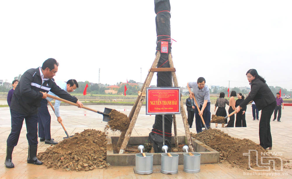 Các đồng chí Thường trực Tỉnh ủy tham gia trồng cây tại TP. Thái Nguyên.