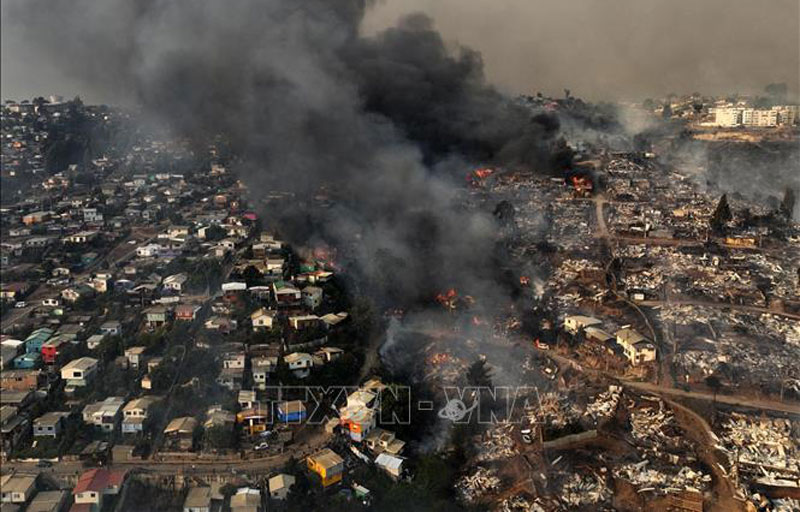Khói bốc lên ngùn ngụt trong đám cháy rừng tại Viña del Mar, Chile, ngày 3/2/2024. Ảnh: AFP/TTXVN