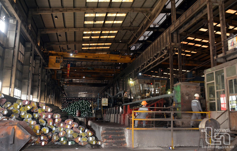 Từ đầu năm tới nay, sản lượng sắt thép các loại của tỉnh đạt 283,2 nghìn tấn, tăng 9%. Trong ảnh: Sản xuất thép thanh vằn tại Nhà máy Cán thép Thái Nguyên (Công ty CP Gang thép Thái Nguyên).