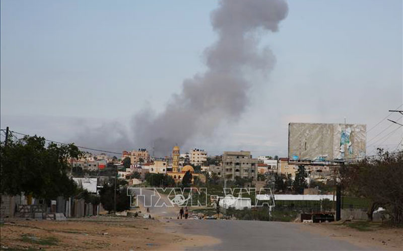 Khói bốc lên sau cuộc không kích của Israel xuống thành phố Khan Younis, Dải Gaza ngày 14/2/2024. Ảnh: THX/TTXVN