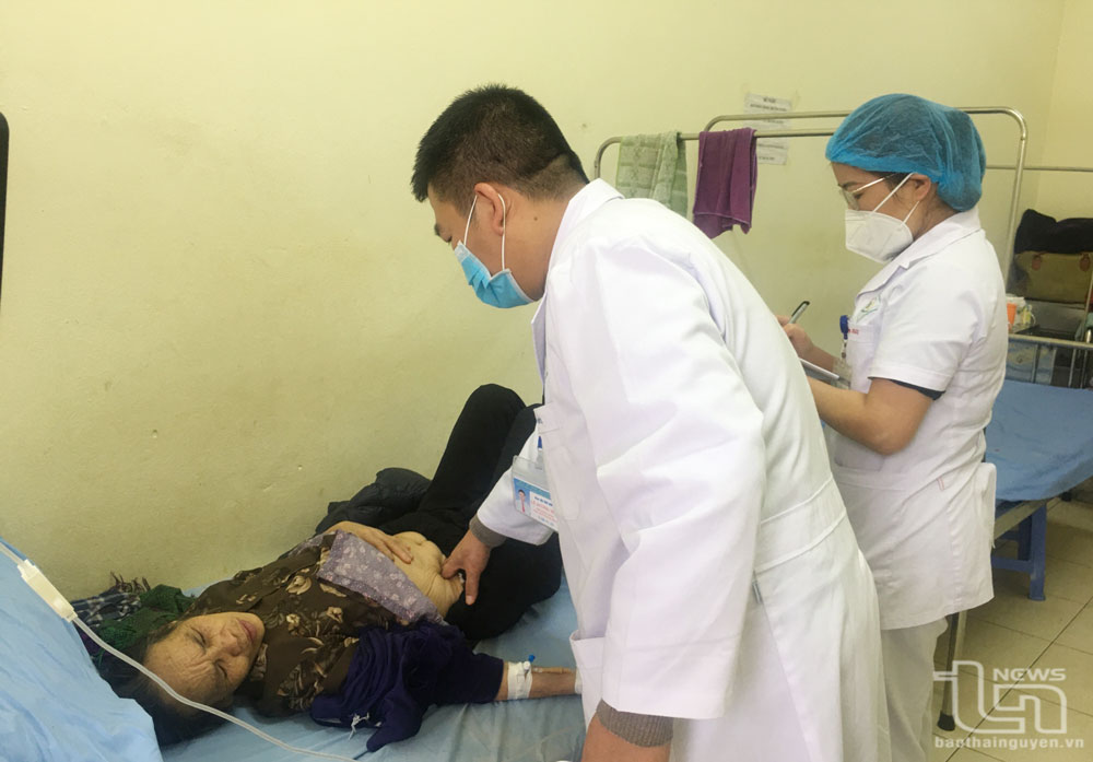 Bác sĩ Bệnh viện đa khoa Phú Bình khám cho người bệnh.