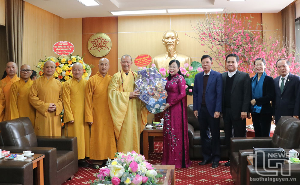 Thượng tọa Thích Nguyên Thành và Đoàn đại biểu Phật giáo chúc Tết Tỉnh ủy Thái Nguyên.