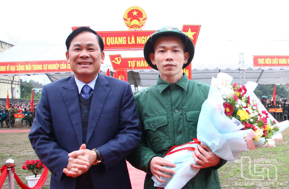 Đồng chí Hoàng Văn Hùng, Ủy viên Ban Thường vụ, Chủ nhiệm Ủy ban Kiểm tra Tỉnh ủy, động viên tân binh.