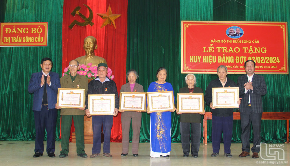 Đồng chí Trưởng Ban Dân vận Tỉnh ủy và lãnh đạo huyện Đồng Hỷ chúc mừng các đảng viên.