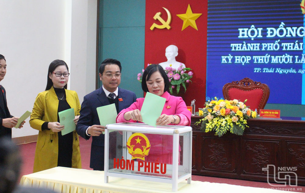 Các đại biểu bỏ phiếu bầu Phó Chủ tịch UBND TP. Thái Nguyên.