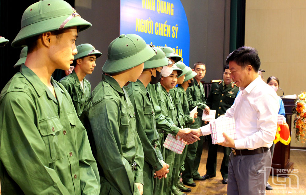 Lãnh đạo huyện Đại Từ tặng quà, động viên các tân binh chuẩn bị lên đường nhập ngũ.