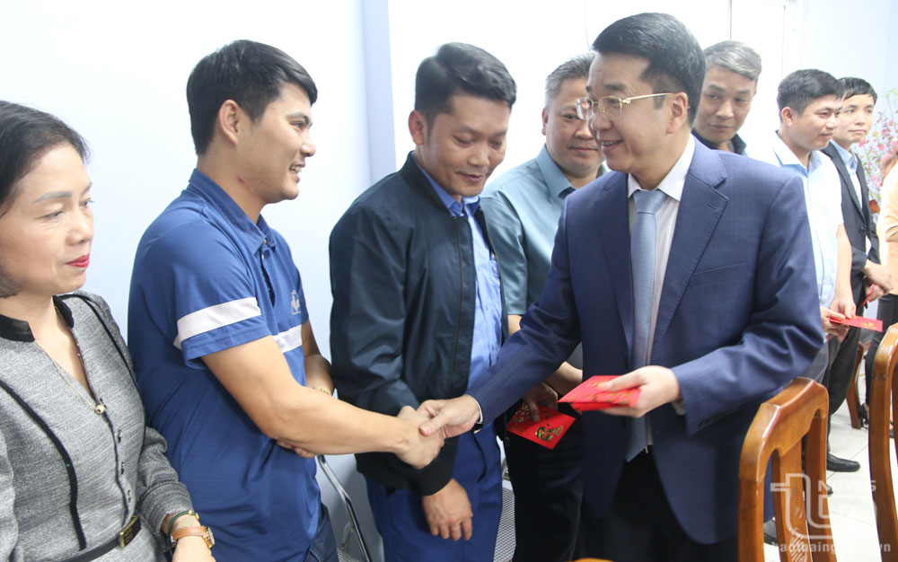 Đồng chí Phó Chủ tịch UBND tỉnh Nguyễn Thanh Bình động viên, tặng quà người lao động của Công ty CP thép Toàn Thắng.