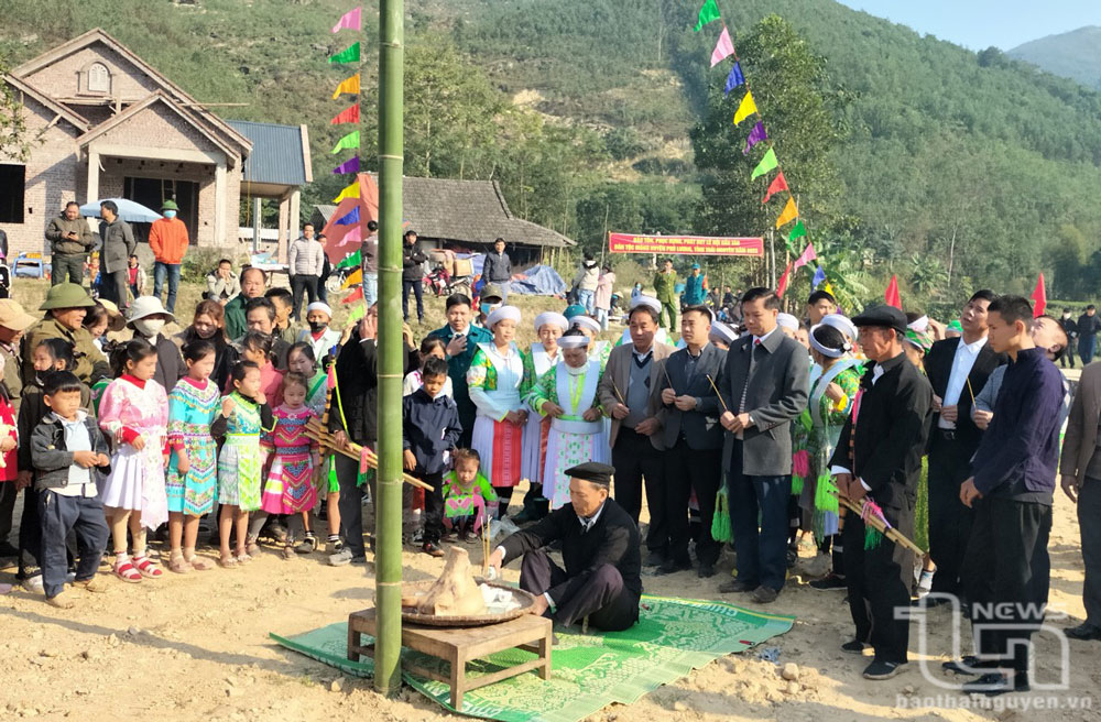 Lễ hội Gầu Tào đầu năm mới của đồng bào người Mông ở xóm Na Sàng, xã Phú Đô, huyện Phú Lương.
