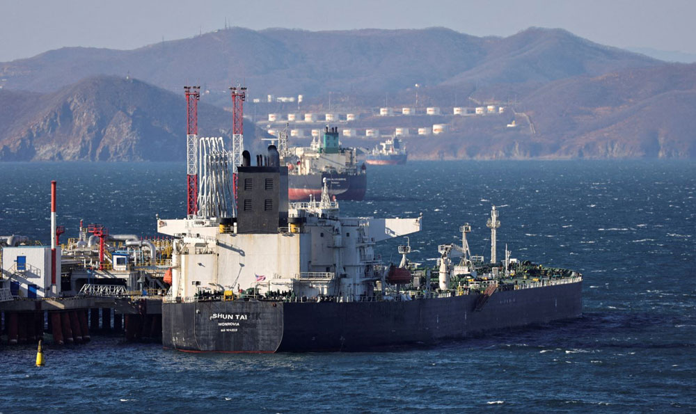 Tàu vận chuyển dầu Nga đi qua lãnh hải Đan Mạch. Ảnh: Reuters