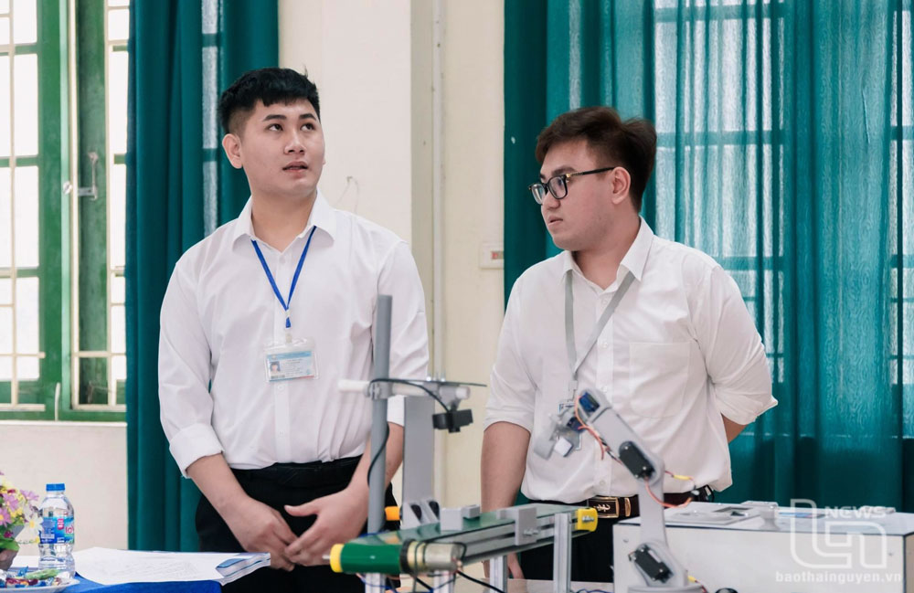 Sinh viên Khoa Cơ điện tử, Trường Đại học Kỹ thuật công nghiệp (Đại học Thái Nguyên) bảo vệ đồ án tốt nghiệp.