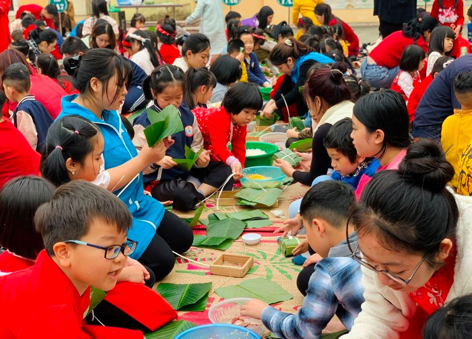 Học sinh Trường Tiểu học Trung Yên (quận Cầu Giấy) háo hức tham gia ngày hội gói bánh chưng.