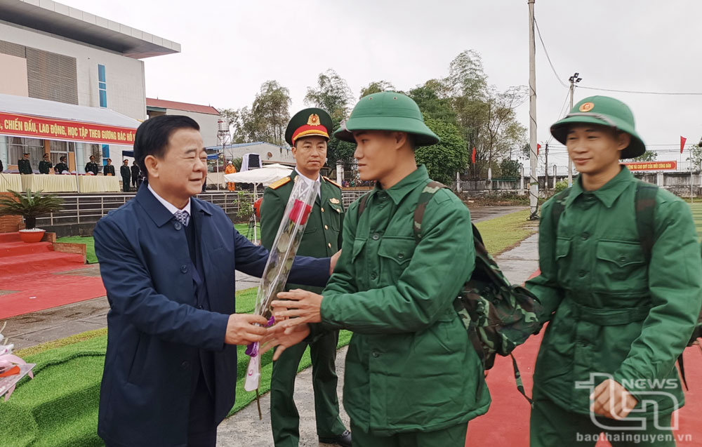 Đồng chí Đỗ Đức Công, Ủy viên Ban Thường vụ Tỉnh ủy, Phó Chủ tịch Thường trực HĐND, chúc mừng các tân binh huyện Phú Bình lên đường nhập ngũ.
