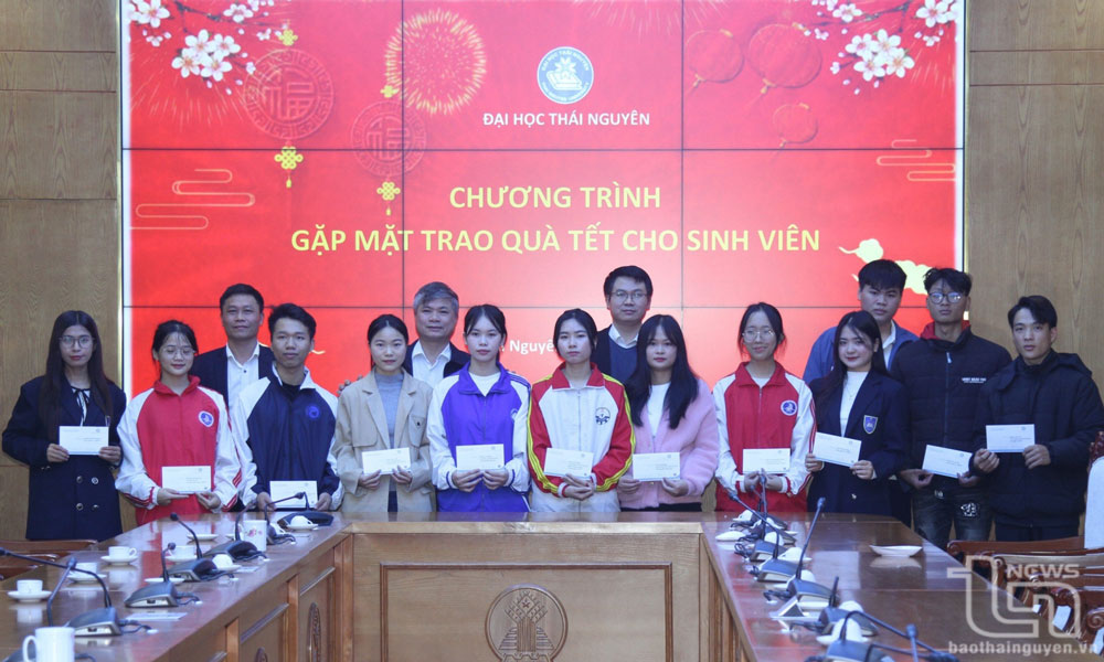 Lãnh đạo Đại học Thái Nguyên trao quà cho các sinh viên có hoàn cảnh khó khăn vươn lên trong học tập.