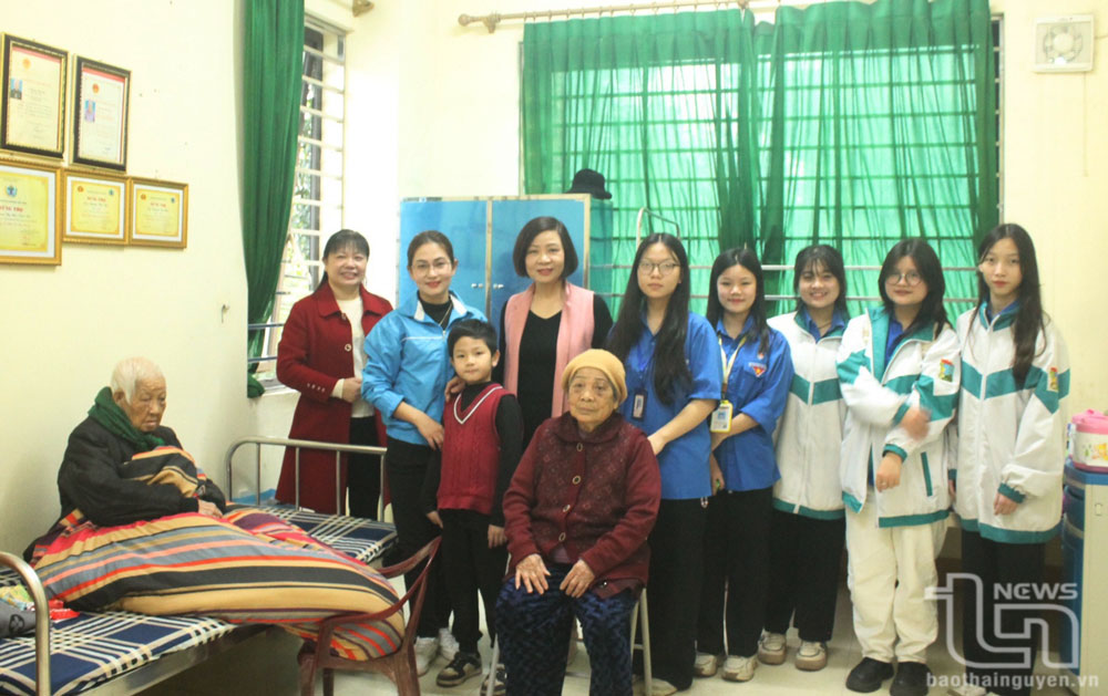 Giáo viên và học sinh Trường THPT Lương Ngọc Quyến trao quà Quỹ thắp sáng ước mơ tại Trung tâm Bảo trợ xã hội tỉnh.