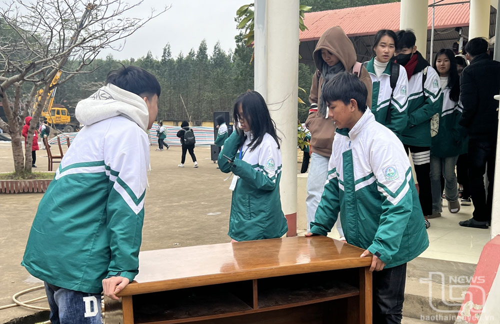 Học sinh Trường THPT Trần Phú (Võ Nhai) tham gia dọn dẹp, vệ sinh trường lớp, chuẩn bị đón Tết Nguyên đán Giáp Thìn 2024.