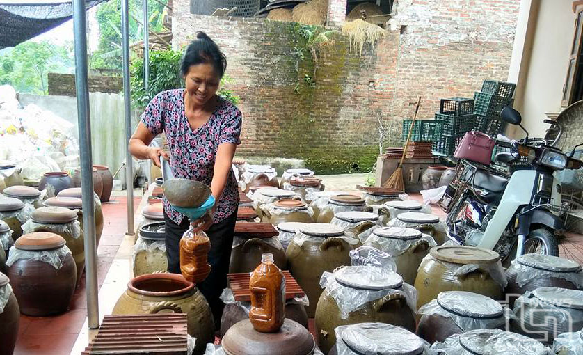 Sau Tết Nguyên đán, bình quân mỗi ngày gia đình bà Dương Thị Loan, ở xóm Ngoài, xã Úc Kỳ, bán được gần 100 lít tương.