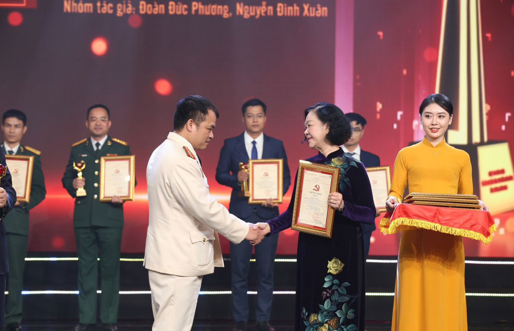 Đồng chí Trương Thị Mai, Thường trực Ban Bí thư, Trưởng Ban Tổ chức Trung ương, trao chứng nhận giải A Cuộc thi bảo vệ nền tảng tư tưởng của Đảng năm 2023 cho nhóm tác giả Công an tỉnh Thái Nguyên.