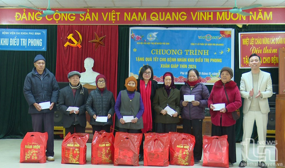 Chủ tịch Hội Liên hiệp Phụ nữ huyện Phú Bình (đứng giữa) tặng quà phụ nữ tại Khu điều trị bệnh phong Phú Bình.