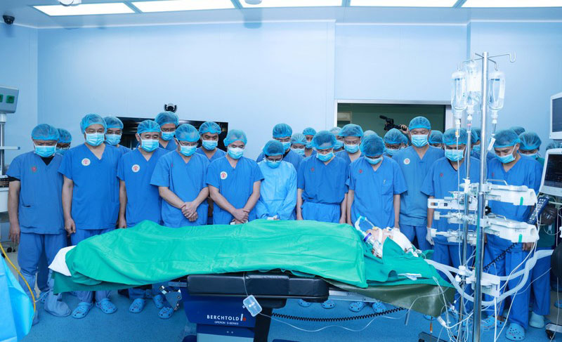 Các nhân viên y tế nghiêng mình trước nghĩa cử cao đẹp hiến tặng mô tạng của nam thanh niên 26 tuổi.