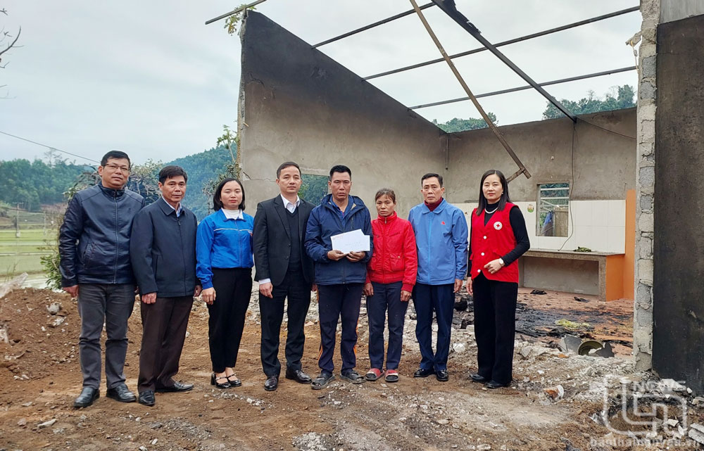 Lãnh đạo huyện Định Hoá trao tiền hỗ trợ cho gia đình ông Đàm Đức Trung.