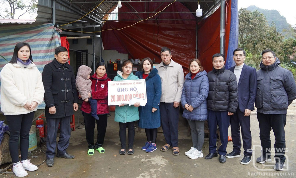 Đại diện Chi nhánh may Võ Nhai 1 (TNG) trao 20 triệu đồng hỗ trợ gia đình chị Nguyễn Thị Nhiên.