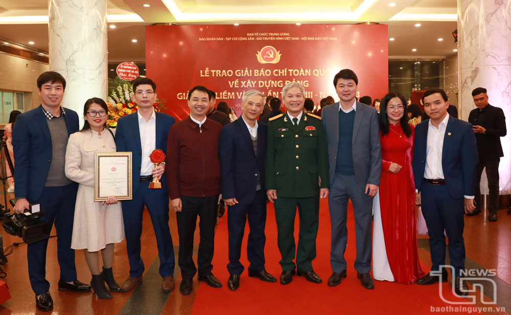 Lãnh đạo Báo Thái Nguyên, Hội Nhà báo tỉnh và các đại biểu chúc mừng nhóm tác giả của Báo Thái Nguyên đoạt giải.