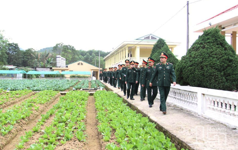 Trung tướng Nguyễn Hồng Thái, Ủy viên Trung ương Đảng, Tư lệnh Quân khu 1, kiểm tra công tác tăng gia tập trung, bảo đảm đời sống cho CMS tại Tiểu đoàn 3, Trung đoàn 246.