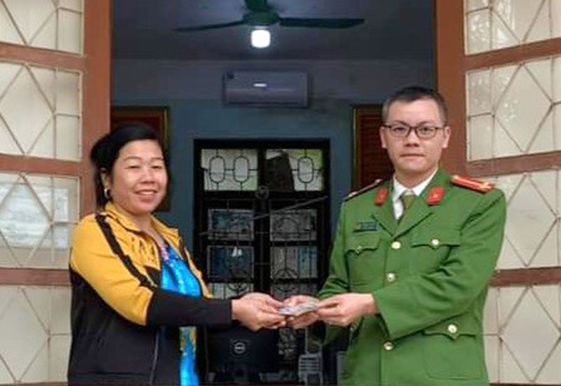 Công an xã Nga My trao trả số tiền gần 4 triệu đồng cho chị Nguyễn Thị Kim.