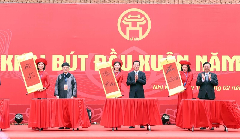 Chủ tịch nước Võ Văn Thưởng và các đại biểu thực hiện nghi lễ khai bút đầu xuân năm 2024 tại Khu lưu niệm Anh hùng dân tộc, Danh nhân văn hóa thế giới Nguyễn Trãi. (Ảnh: TTXVN)