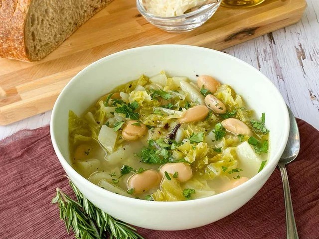 Súp bắp cải cũng là loại súp rau tốt cho cơ thể và sức khỏe, dễ nấu trong thời gian ngắn