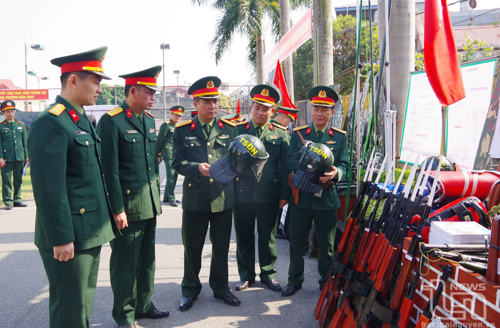 Đại tá Trần Ngọc Tiến (đứng giữa), Chỉ huy trưởng Bộ CHQS tỉnh, kiểm tra mô hình học cụ huấn luyện của các cơ quan, đơn vị.