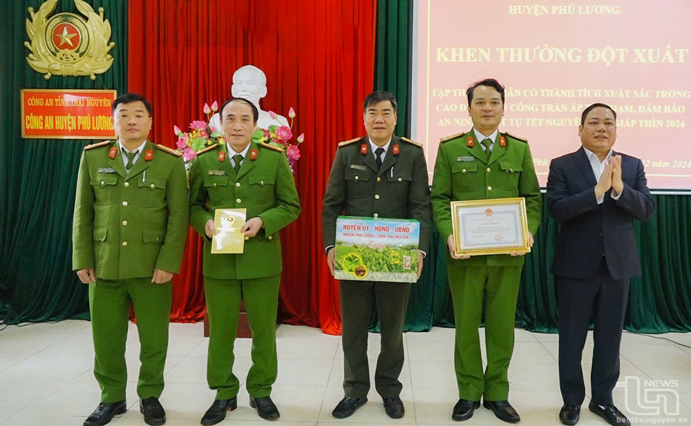 Lãnh đạo UBND huyện Phú Lương trao khen thưởng đột xuất cho Công an huyện.