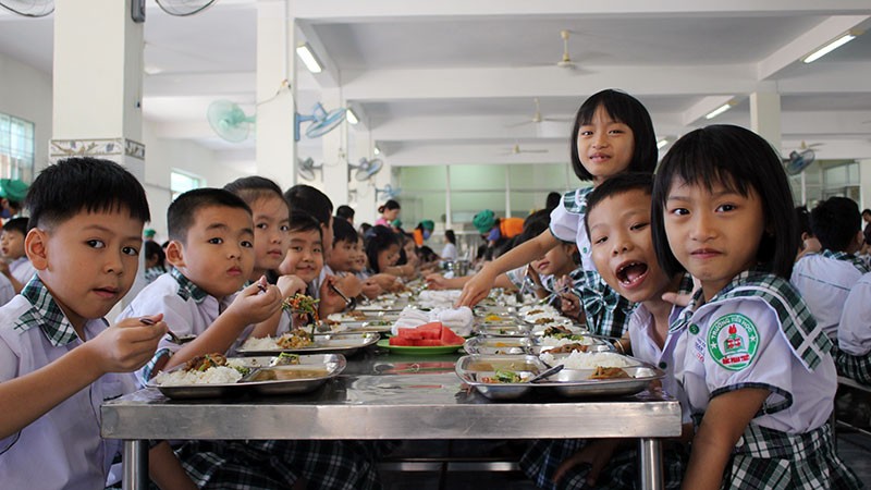 Các chuyên gia dinh dưỡng khuyến cáo mô hình bữa ăn học đường cần được duy trì và nhân rộng.
