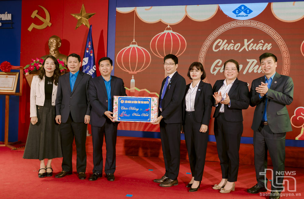 Lãnh đạo Liên đoàn Lao động tỉnh động viên, tặng quà các cán bộ, công nhân viên, người lao động Công ty CP CNT Group trong ngày ra quân sản xuất đầu Xuân.