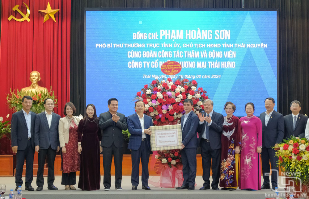 Đồng chí Phó Bí thư Thường trực Tỉnh ủy Phạm Hoàng Sơn cùng các đại biểu tặng quà Công ty CP Thương mại Thái Hưng.