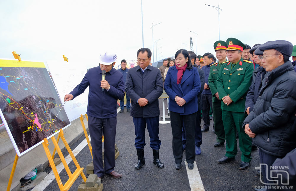 Đoàn công tác của tỉnh kiểm tra điểm đầu Dự án Tuyến đường liên kết, kết nối các tỉnh Thái Nguyên, Bắc Giang và Vĩnh Phúc tại cầu Hòa Sơn.